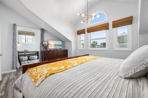 Giant Newport Duplex - Surf, Sand, Playground, Parking House in Balboa Peninsula