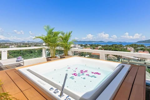 View (from property/room), Balcony/Terrace, Bath