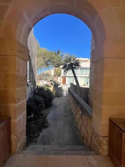 Bizzilla - Family Friendly Maisonette Apartment in Munxar