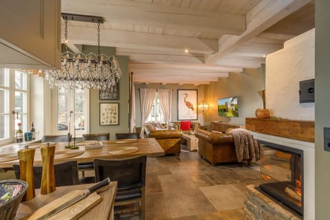 TV and multimedia, Living room, Dining area, Food, fireplace