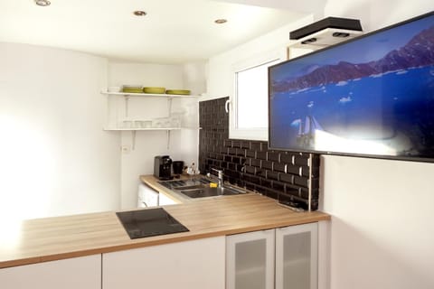 TV and multimedia, Kitchen or kitchenette, oven, stove