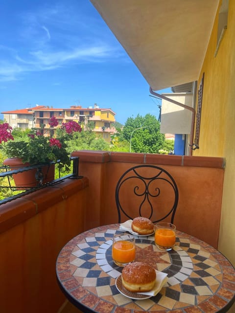Property building, Balcony/Terrace, Dining area