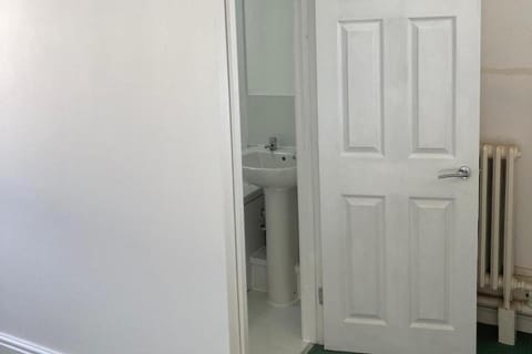 Newport 1-Bed Apt Sleeps 2 near Train Station Apartment in Newport