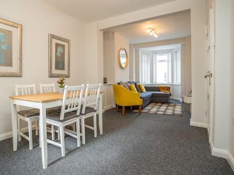 Cozy Townhouse, walking distance to Belfast City House in Belfast