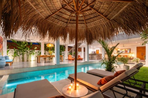 Property building, Swimming pool, sunbed