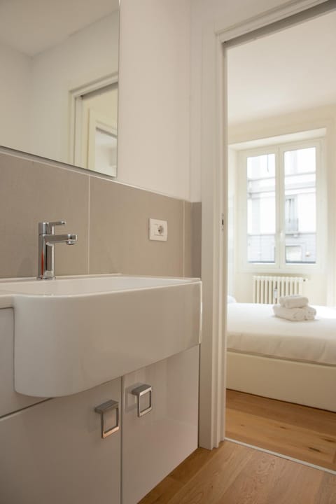 Bed, Bathroom, Photo of the whole room, Bedroom, Bath, towels