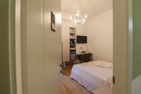 Bed, TV and multimedia, Photo of the whole room