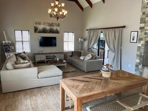 Communal lounge/ TV room, TV and multimedia, Living room, Seating area, Dining area, Evening entertainment