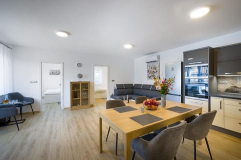 Kitchen or kitchenette, Living room, Seating area, Dining area