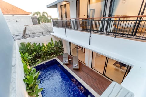 Property building, Patio, Balcony/Terrace, Pool view, Swimming pool, Swimming pool