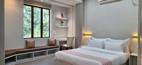Bed, Seating area, Bedroom, air conditioner