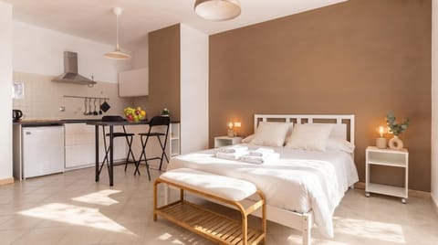 Bed, Kitchen or kitchenette, Photo of the whole room, Dining area, Bedroom, towels