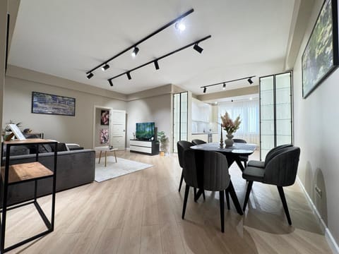 TV and multimedia, Kitchen or kitchenette, Living room, Seating area, Dining area