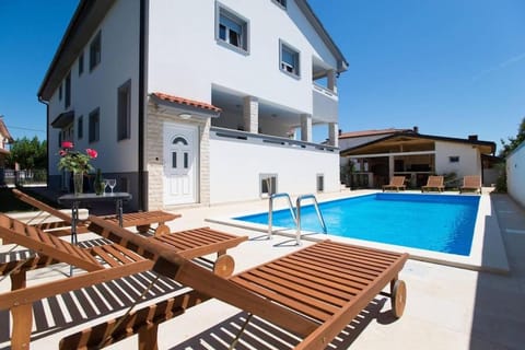 Property building, Patio, Day, Pool view, Swimming pool, sunbed