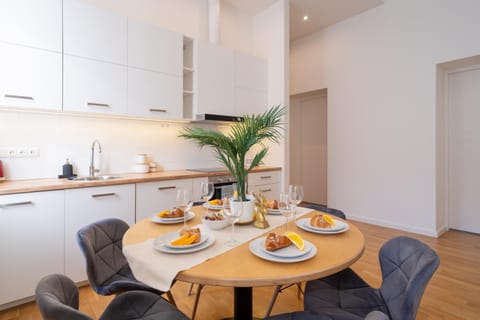Kitchen or kitchenette, Living room, Seating area, Dining area