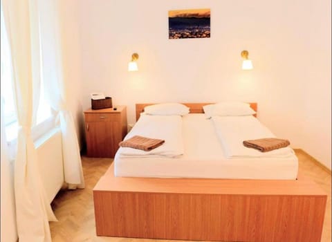 Bed, Bedroom, towels