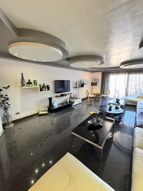Communal lounge/ TV room, TV and multimedia, Living room, Seating area, Evening entertainment