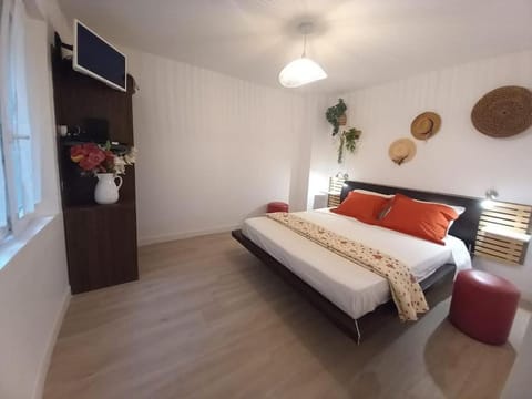 Bed, TV and multimedia, Photo of the whole room, Bedroom