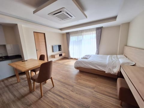 Bed, TV and multimedia, Photo of the whole room, air conditioner