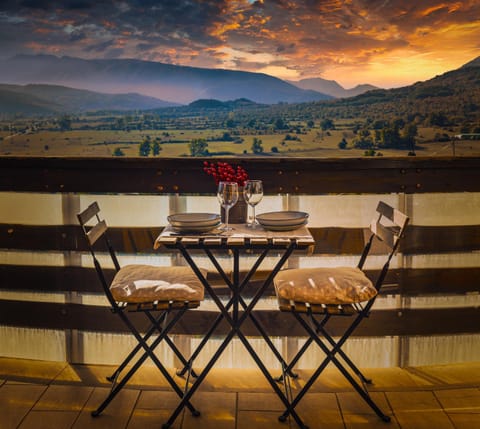 Natural landscape, Balcony/Terrace, Dining area, Mountain view
