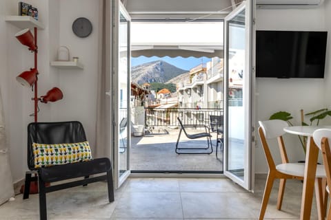 Day, TV and multimedia, View (from property/room), Living room, Seating area, Mountain view