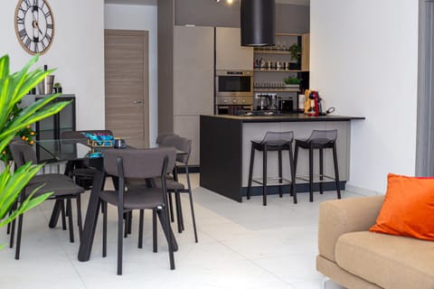 Coffee/tea facilities, Kitchen or kitchenette, Living room, Seating area, Dining area, oven, stove