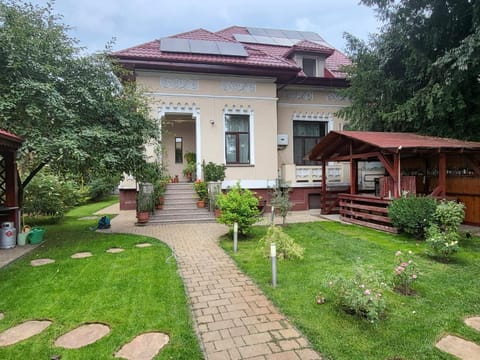 Property building, Garden, Balcony/Terrace