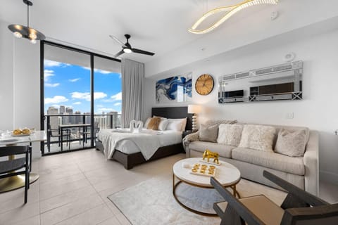 Bed, TV and multimedia, Photo of the whole room, Seating area, Bedroom