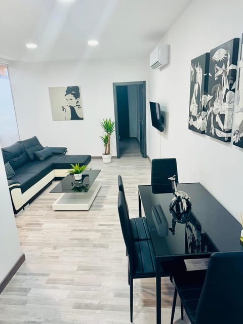 Communal lounge/ TV room, TV and multimedia, Living room, Seating area, Dining area, Evening entertainment, air conditioner