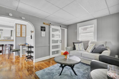 Kitchen or kitchenette, Living room, Seating area, Dining area