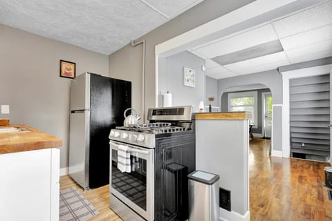 Kitchen or kitchenette, oven, stove