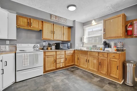 Coffee/tea facilities, Kitchen or kitchenette, oven, stove, toaster