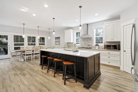 7 bd 6 and one half bath with private pool spa & beach path House in South Forest Beach