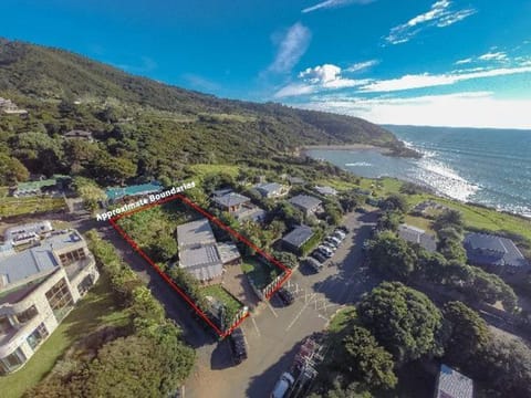 Whale Bay's Surf Meca holiday accommodation House in Raglan