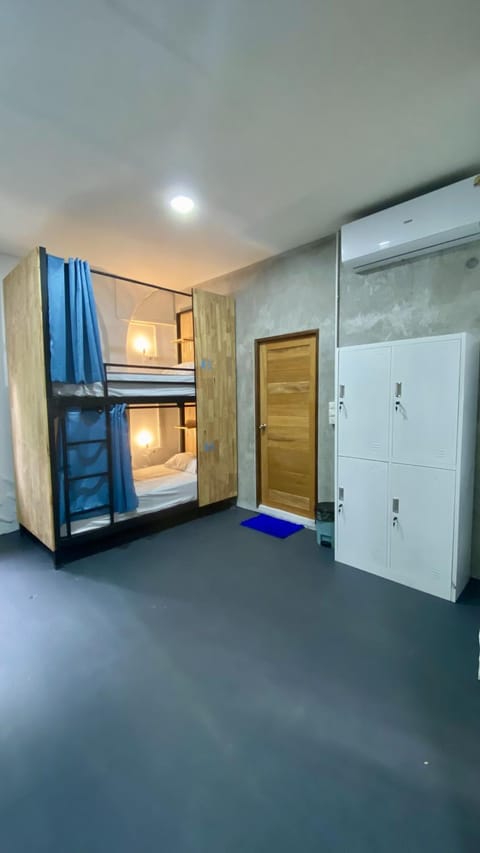 Bedroom, bunk bed, locker