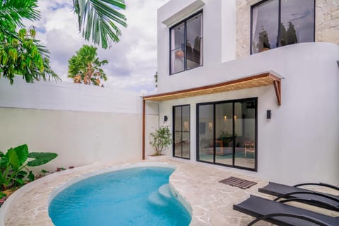 Property building, Day, Swimming pool, Swimming pool
