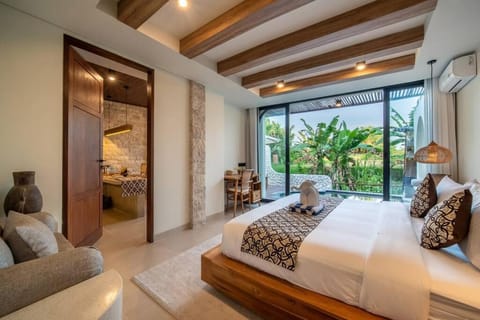 Bed, Photo of the whole room, Seating area, Bedroom