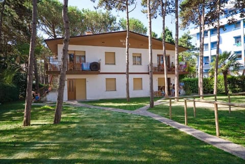 Property building, Facade/entrance, Garden, Garden view