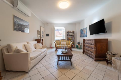 Communal lounge/ TV room, Living room, Seating area