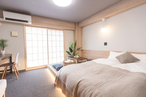 Bed, Seating area