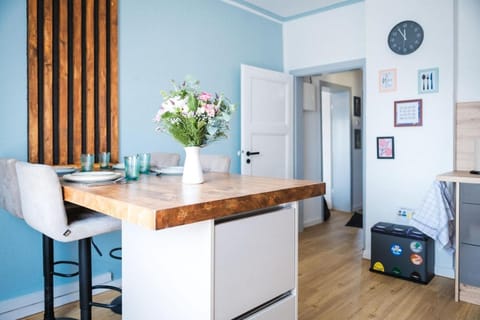 Kitchen or kitchenette, Seating area, Dining area