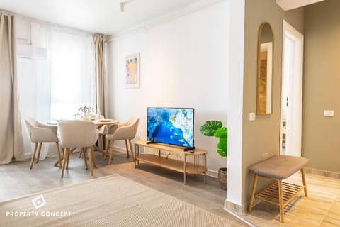 Communal lounge/ TV room, TV and multimedia, Living room, Seating area, Dining area, Evening entertainment