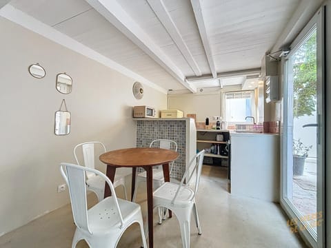 Kitchen or kitchenette, Dining area