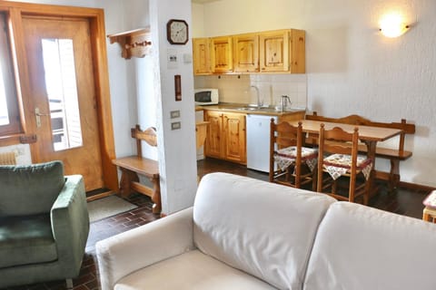 Kitchen or kitchenette, Dining area, stove
