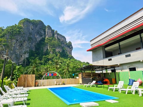 Property building, Garden, Swimming pool