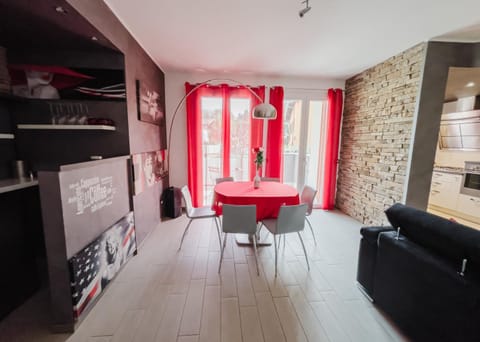 Seating area, minibar
