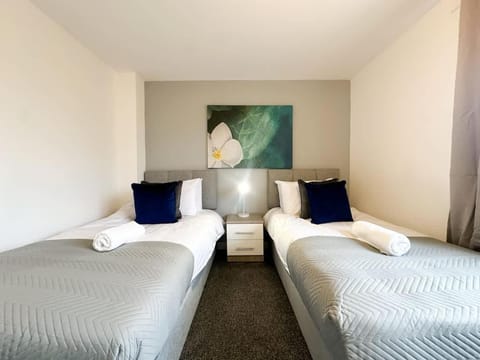 Curlew Place by Blue Skies Stays House in England