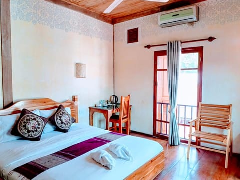 Bed, Living room, Photo of the whole room, Seating area, Bedroom, towels, air conditioner