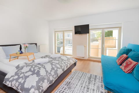 Bed, TV and multimedia, Photo of the whole room, Seating area, Bedroom