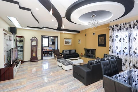 Communal lounge/ TV room, TV and multimedia, Living room, Seating area, Evening entertainment